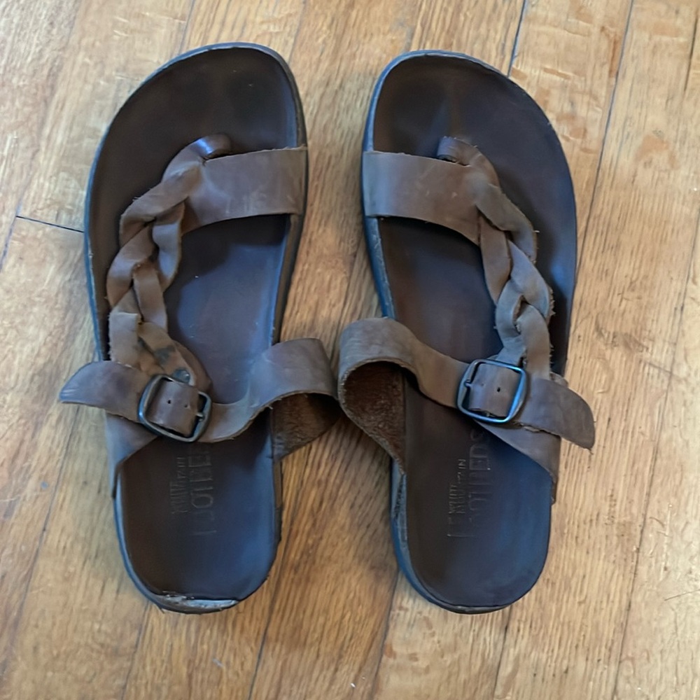 Women’s size 9 brown sandals lovingly worn white mountain footbeds brand